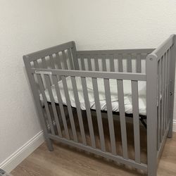 Crib Mini / Converts Into Toddler Bed