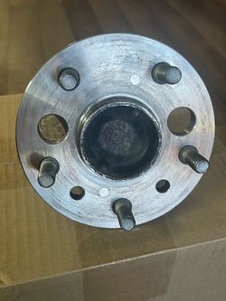 2005-2012 Toyota Avalon Genuine rear left wheel bearing assembly, in great condition.
