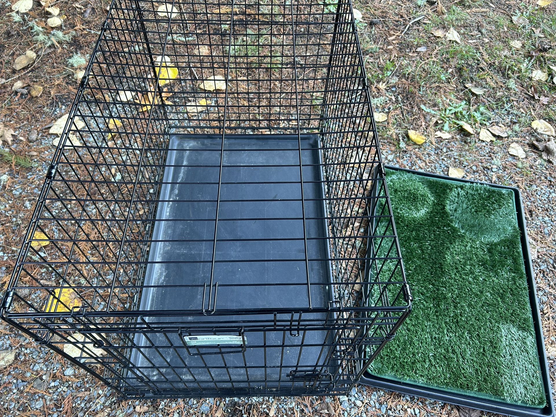 Kennel with Turf Mat