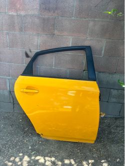 REAR PASSENGER SIDE DOOR 2015 TOYOTA PRIUS 3ER GENERATION (SHELL) WITH HINGES.