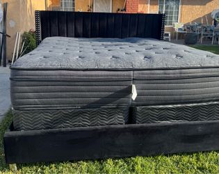 Beutiful king size bed with good mattress set