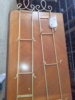 Commemorative plate wall hanger