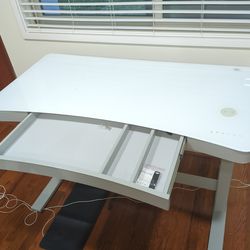 Height adjustable table