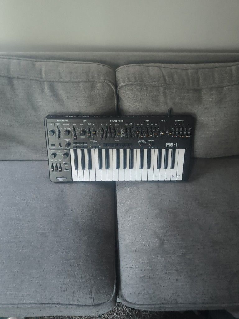 Behringer MS-1 Synthesizer