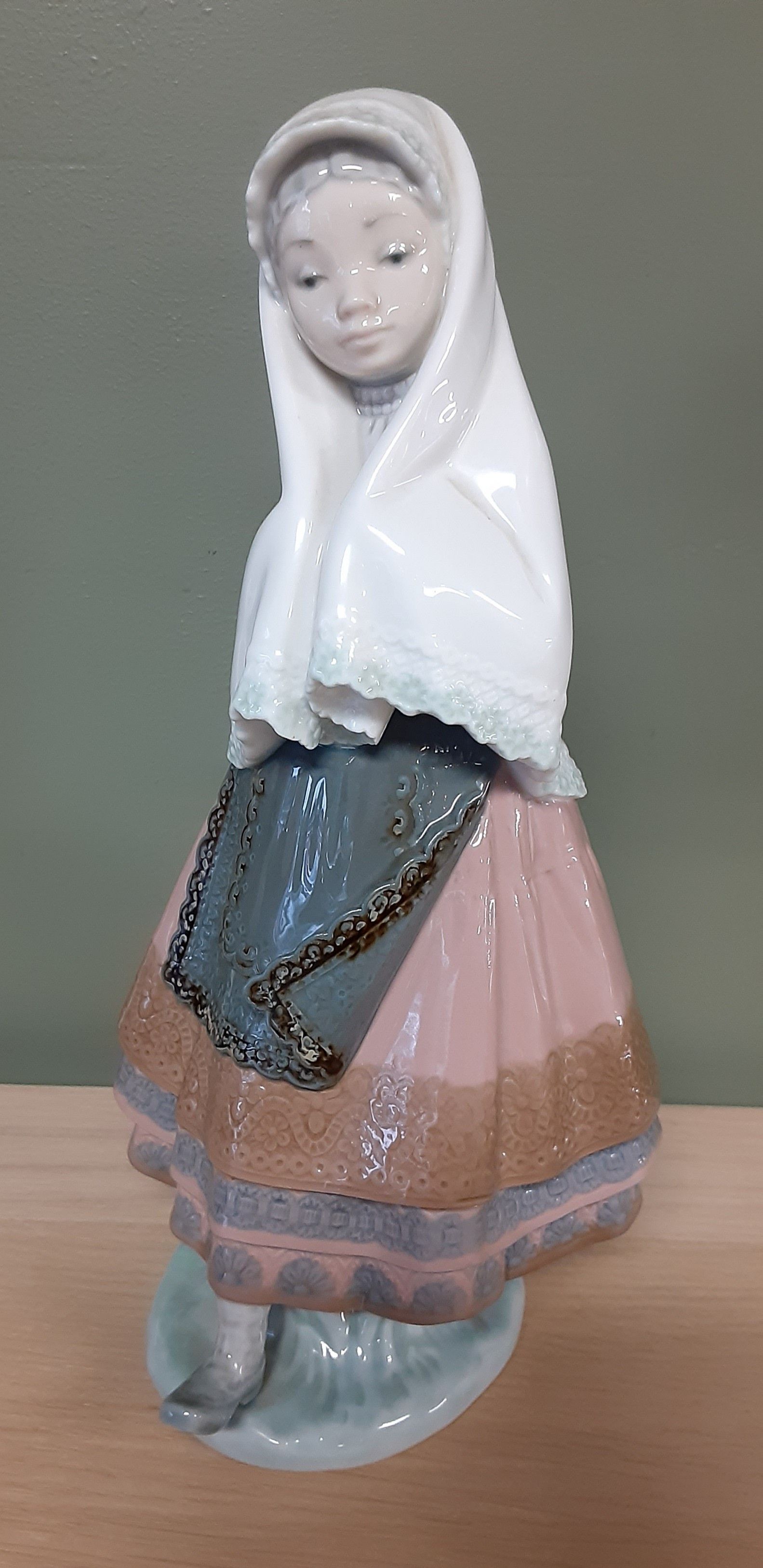 Lladro figurine, Spanish girl.