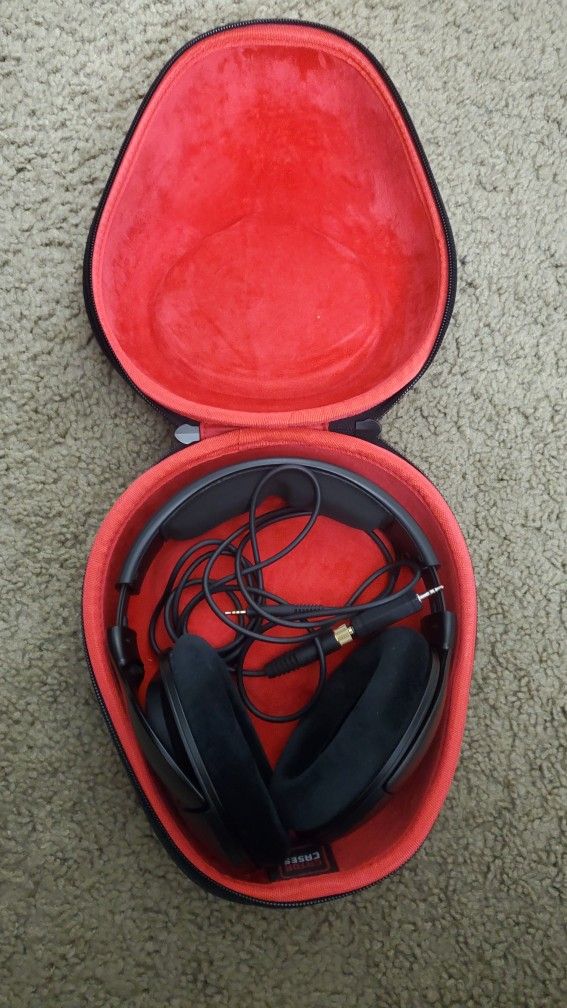 Sennheiser HD 560s Headphones And Gator Case