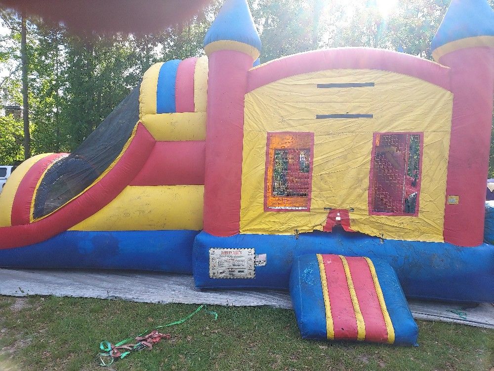 Inflatable bouncy house