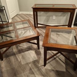 WOODEN LIVING ROOM TABLES 3 PCS SET(SERIOUS BUYERS ONLY PLEASE 🙏🏻)READ FULL DESCRIPTION BEFORE ASKING PLEASE 🙏🏻 IF IT'S POSTED IT'S AVAILABLE 👀 