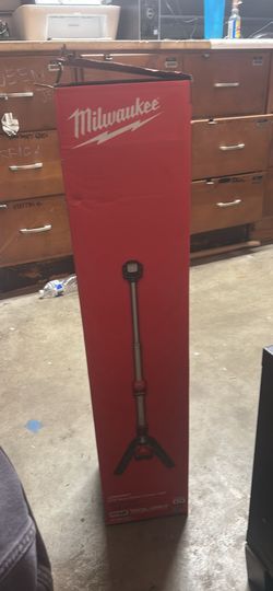 Milwaukee 12.v tripod light.