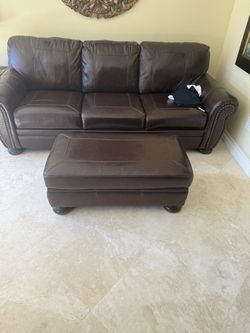 Genuine Italian brown leather couch, tufted with a beautiful ottoman and it’s a pullout couch