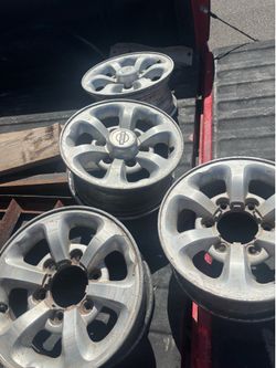 SET OF RIMS  14  INCH NISSAN HARD BODY
