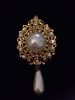 Gold and pearl brooch