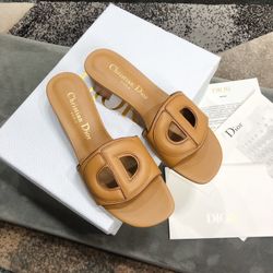 A pair of women's classic versatile slippers