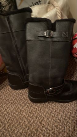 Black weather proof boots with fur on the inside so your toes stay warm cute silver buckel on the side . Zipper on the inside only worn once