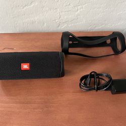 JBL Flip 5 With Charger And Rubber Case **** Like New ****