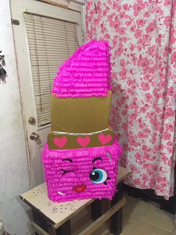 Lipstick shopkins piñata