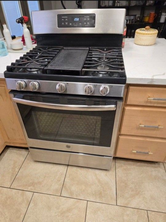30 in. 5.0 cu. ft. Freestanding Gas Range in Stainless Steel with Griddle