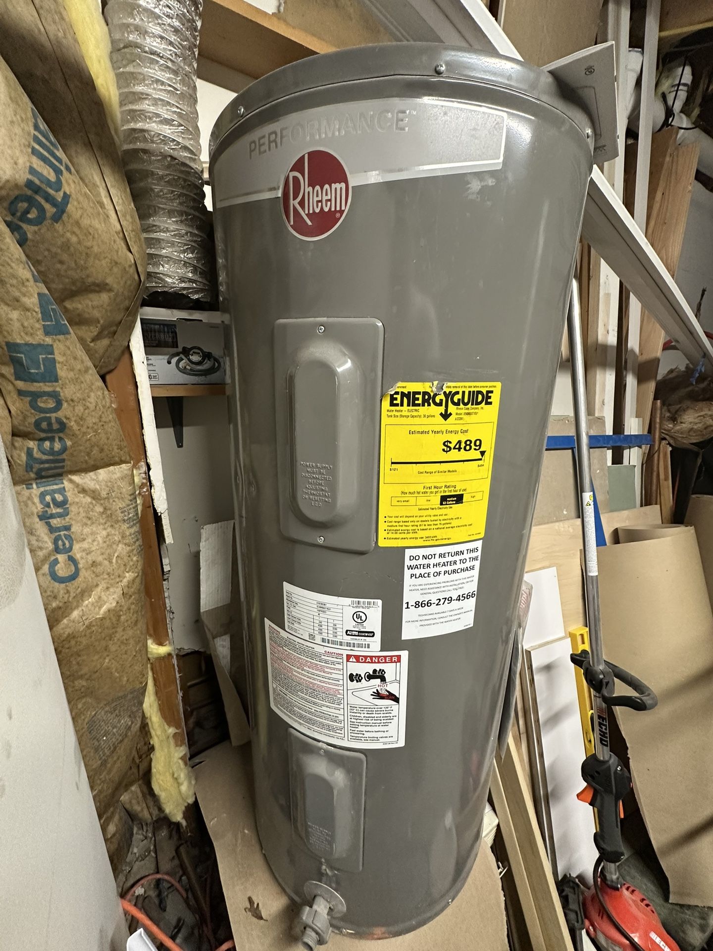 LIKE NEW**Rheem Performance 40 gal hot water heater