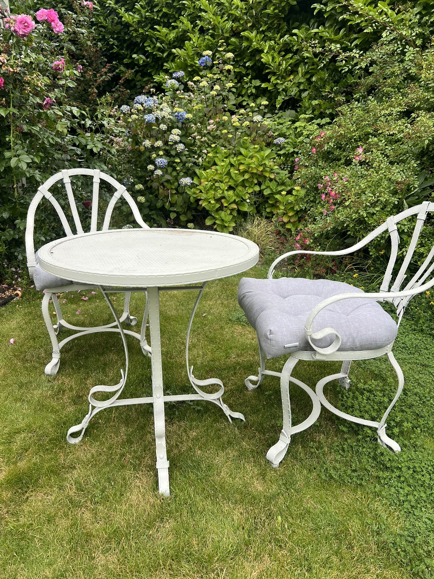 White Metal Outdoor Table And Chairs