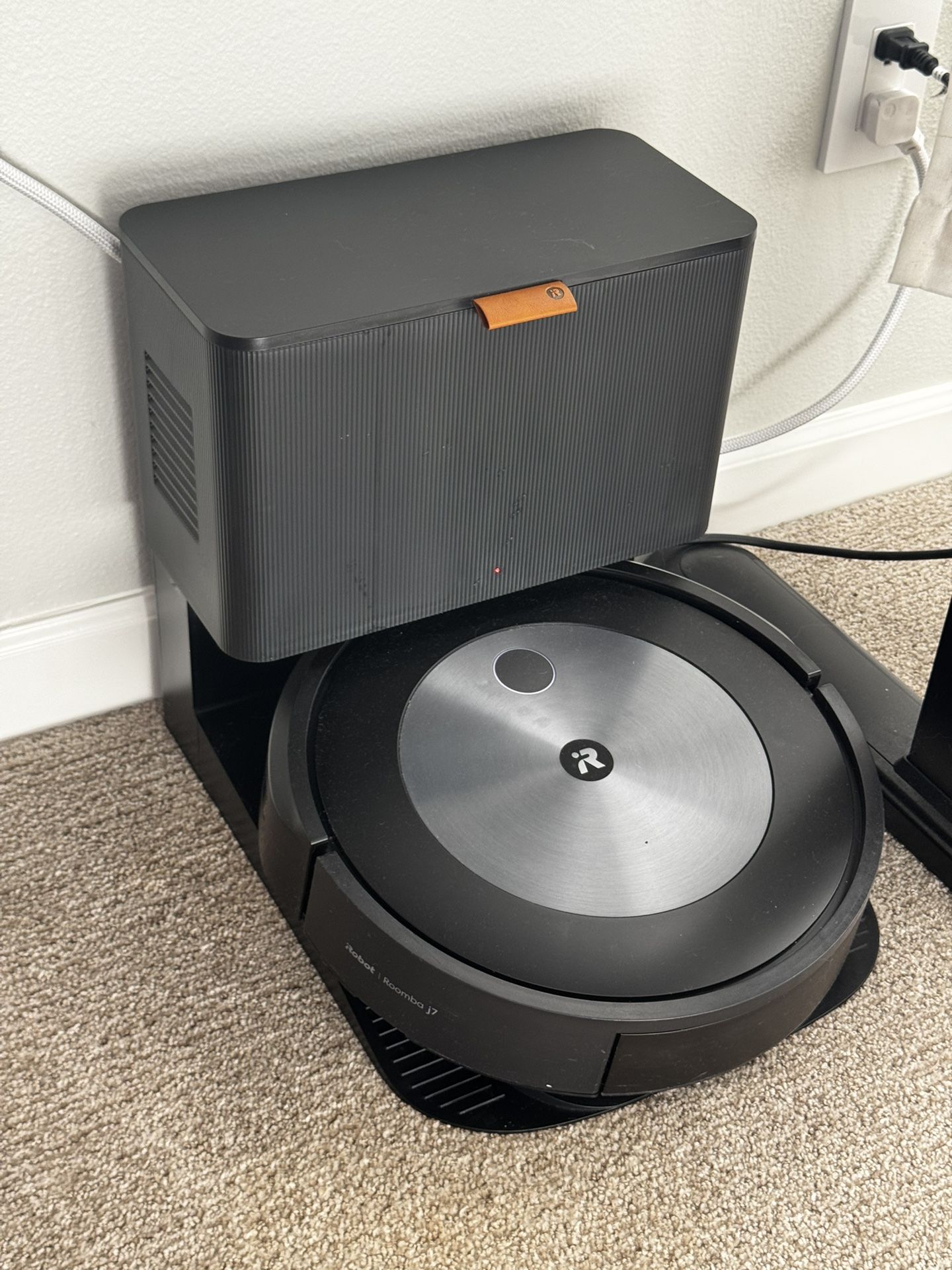 Roomba J7+ With Self Empty Base Working