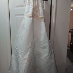 Beautiful David's Bridal Wedding Gown Size 18 