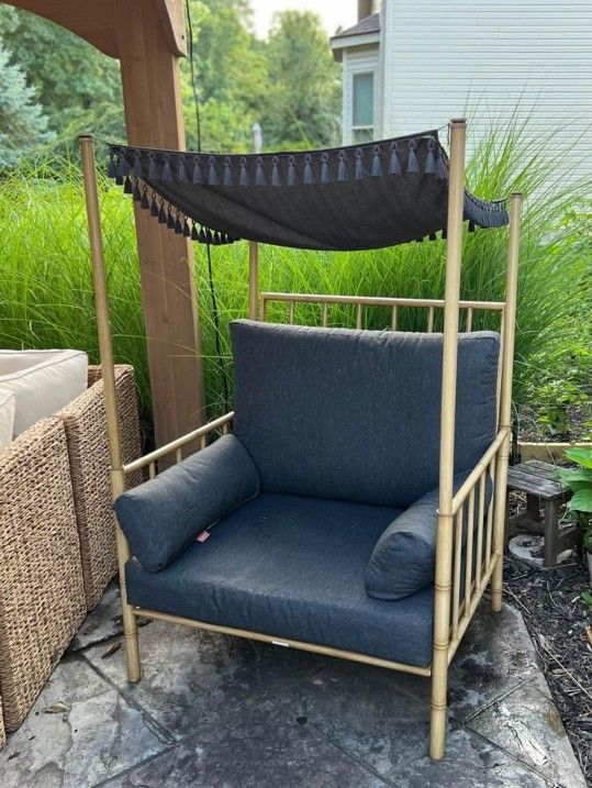 Outdoor Canopy Chair 