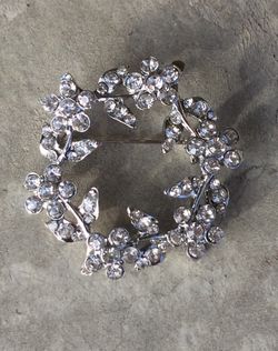 Vintage Hard to Find Crystal Flower Reef Pin