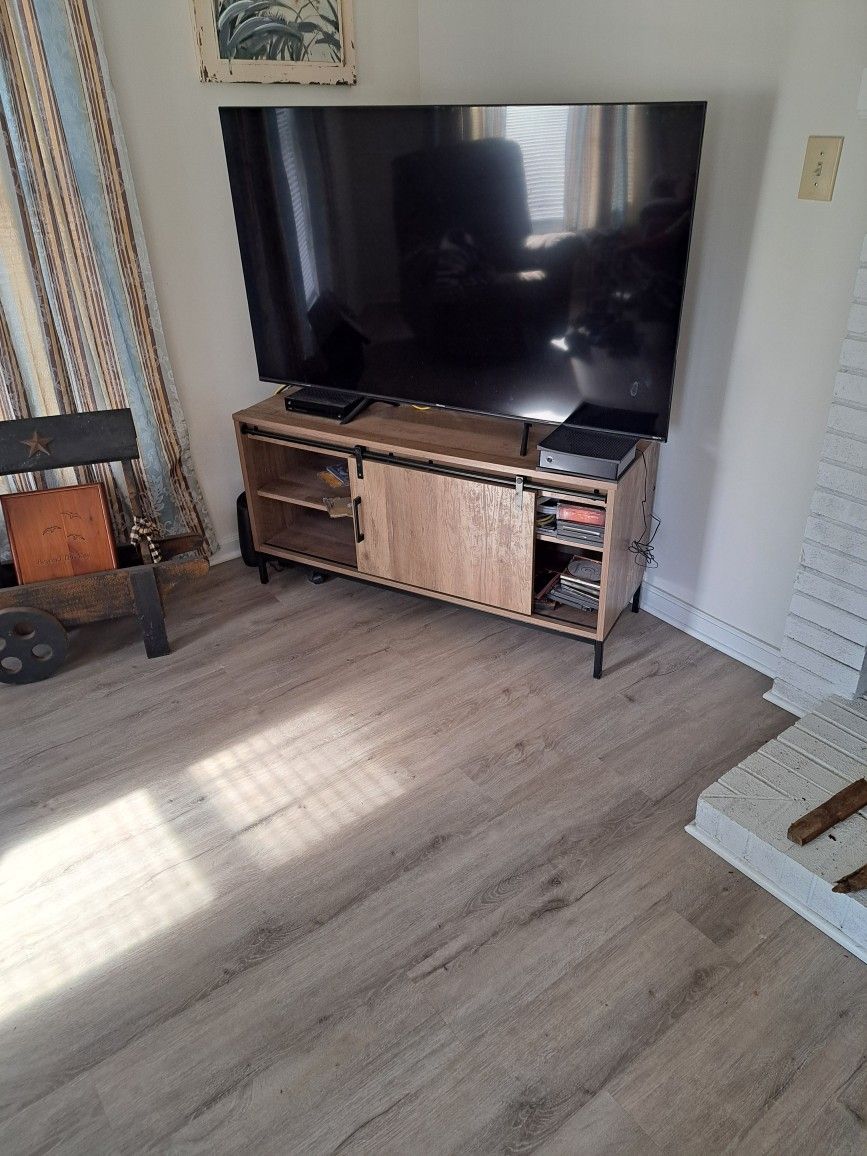 55" Hisense/roku TV And Stand