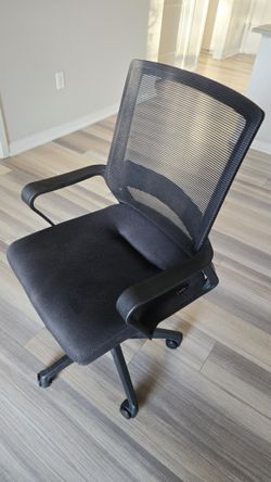 Office Revolving Chair for Sale – Excellent Condition!
