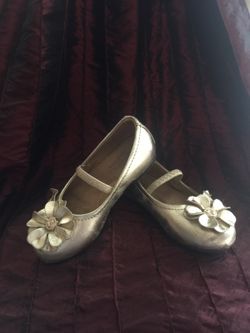 Size 8c gold shoes