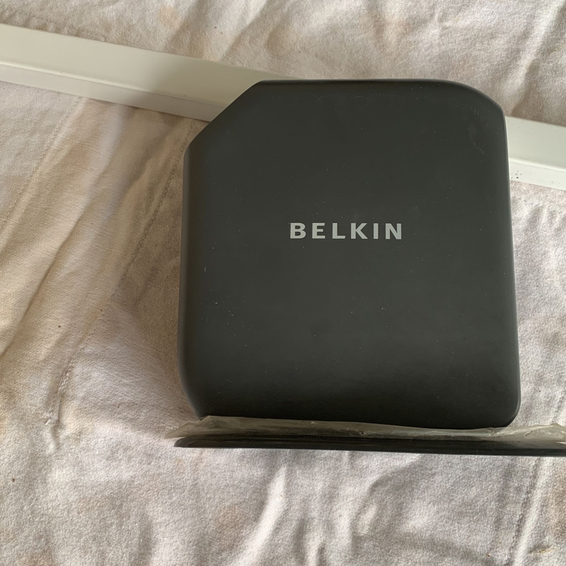 Belkin Share Max N300 Wireless Router + Lan Ethernet Connection Ports 2 USB Ports 