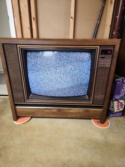 SEARS ROEBUCK 24 INCH COLOR CONSOLE  TV