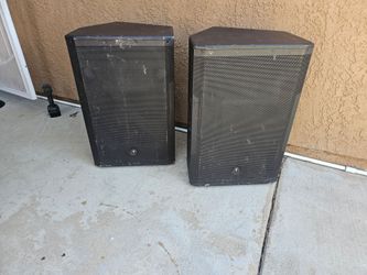 Speakers powered mackie