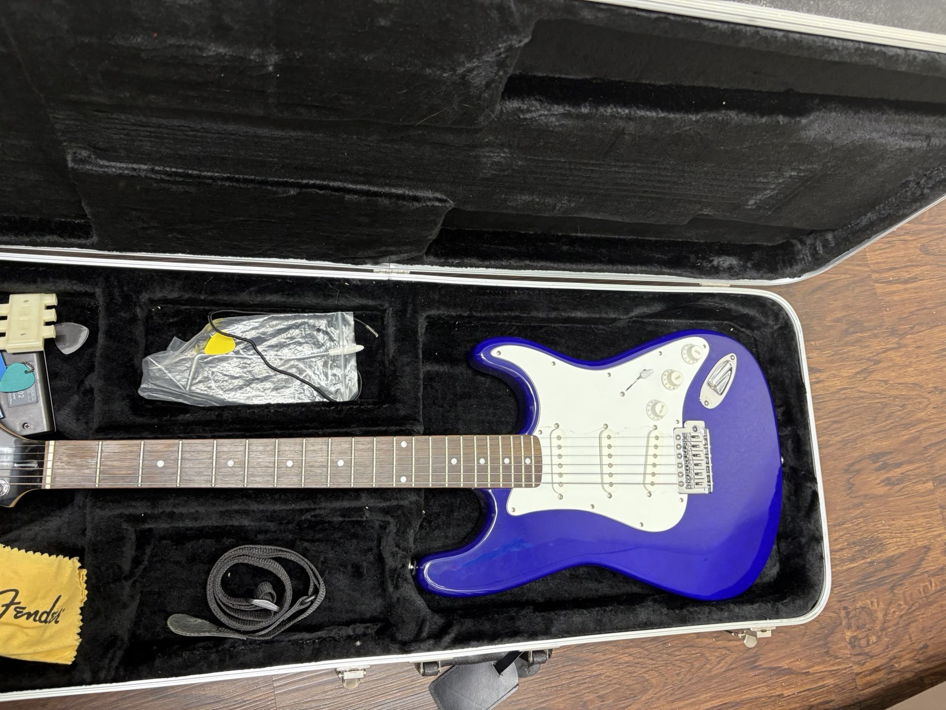 Vintage 2000s silvertone Electric Guitar With Case