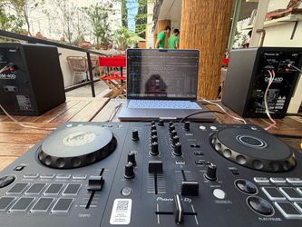 Pioneer DJ DDJ-FLX4 DJ Controller with speakers