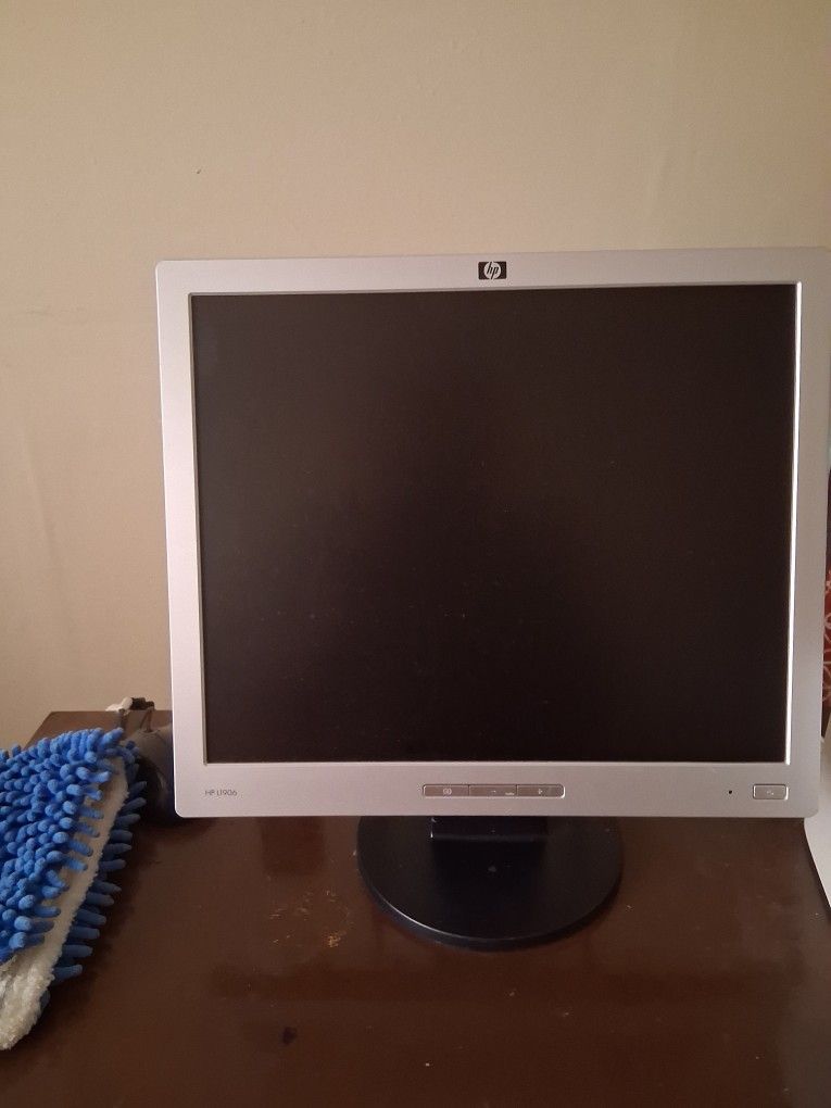 HP 19 Inch Computer Monitor 