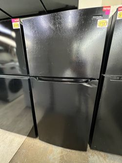 Frigidaire Top-Freezer Refrigerator Black