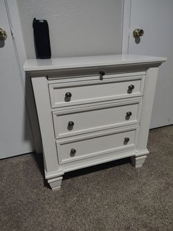 White 3-Drawer Nightstand with Silver Knobs