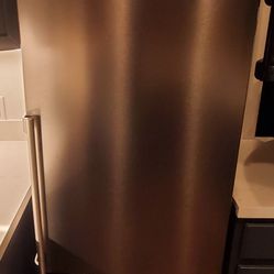 Blomberg 24" Counter Depth Bottom-Freezer Refrigerator
BRFB1512SS Model #K60340NU
