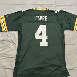 Size L: Brett Favre's number 4 Green Bay Packers jersey is a replica of the jersey worn by the former NFL quarterback.