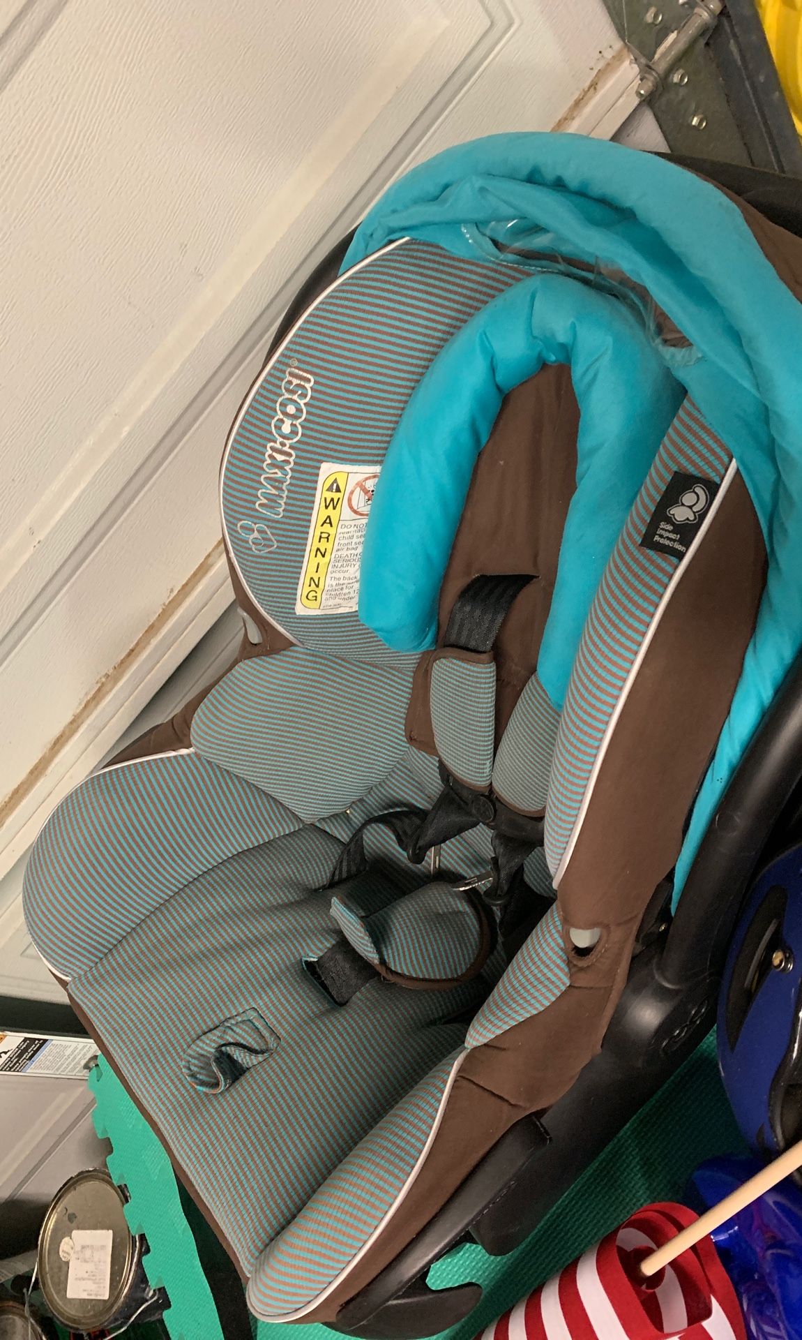 Maxi Cosso infant car seat with 2 bases