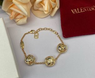 New bracelet really good quality comes with bag