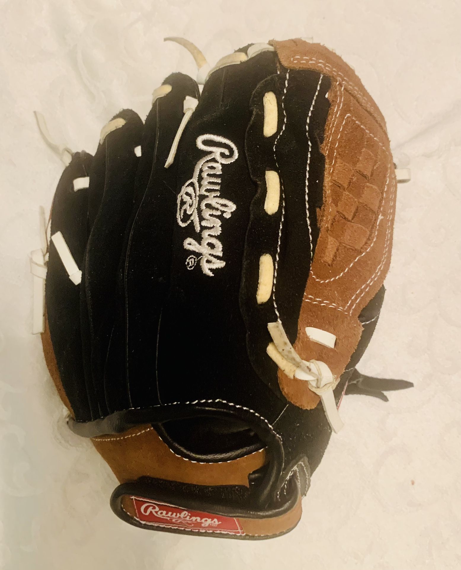 Baseball Glove: Rawlings SAVAGE 10-INCH YOUTH GLOVE