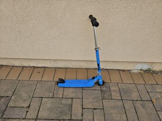 Excellent Kids Scooter With Multi Function LED lights On Chassis Wheels Stem Mint Condition