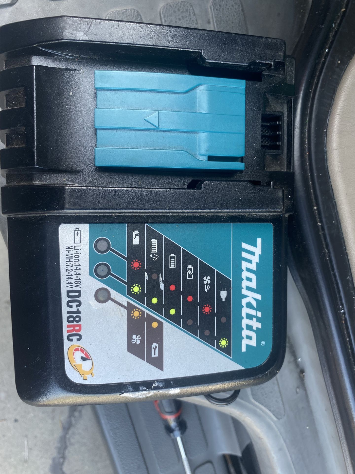 MAKITA Charger