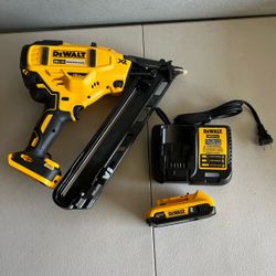 Dewalt 20V MAX XR Lithium-Ion Cordless 2-1/2 in. 15-Gauge Finish Nailer Kit with 2.0Ah Battery, Charger