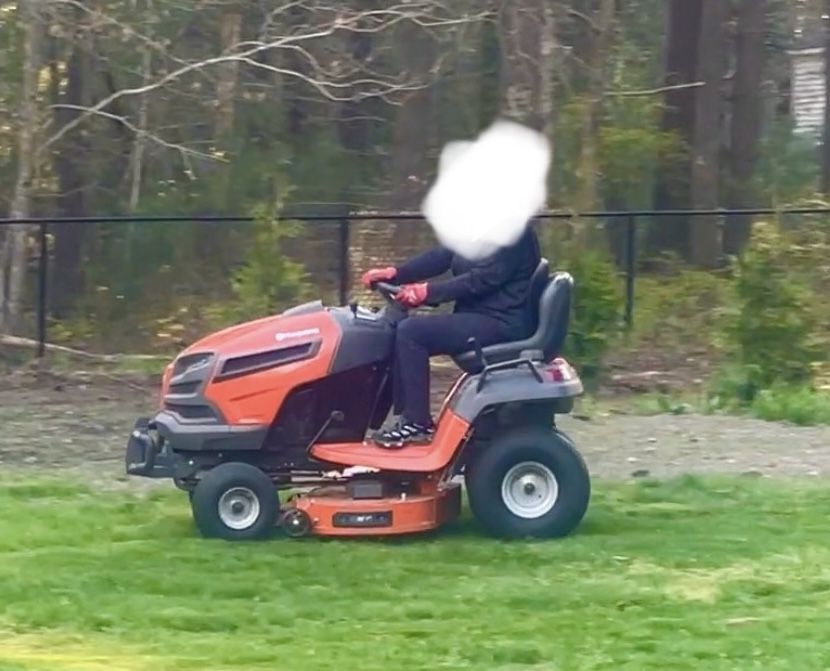 ONLY USED 17hrs Husqvarna Ride On Lawnmower w/bag Like New