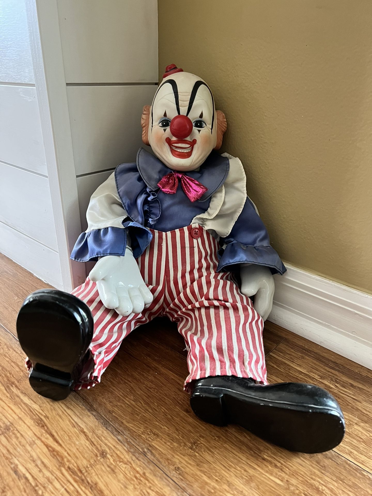 Victoria’s Collectibles Musical Porcelain Clown Doll By Victoria Impex Corp