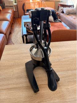 Cast iron juicer