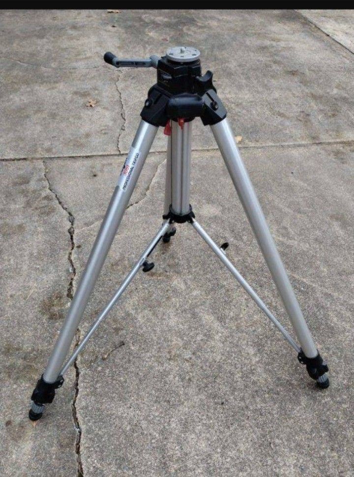 BOGEN MANFROTTO HEAVY DUTY TRIPOD 